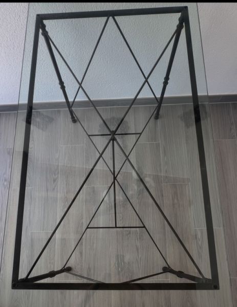 Glastisch mit Metallgestell
