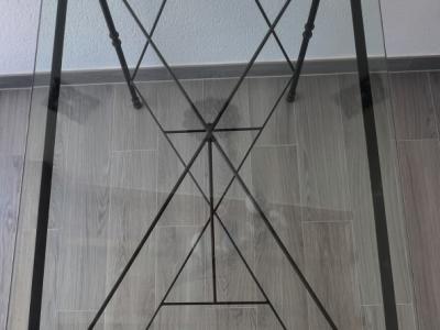 Glastisch mit Metallgestell