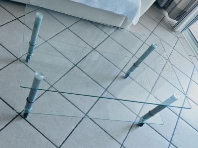 Glastisch mit Rollen