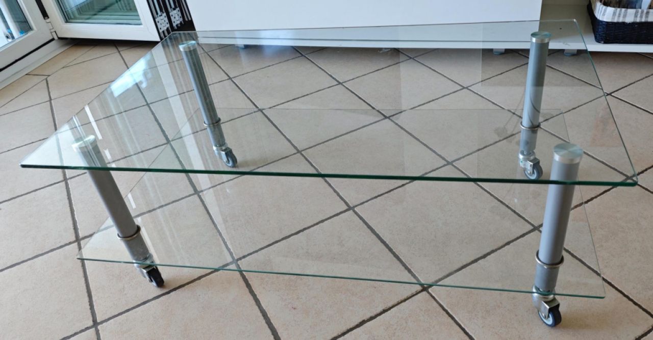 Glastisch mit Rollen