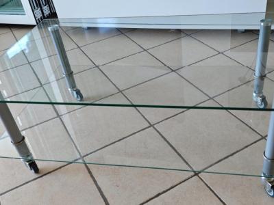 Glastisch mit Rollen