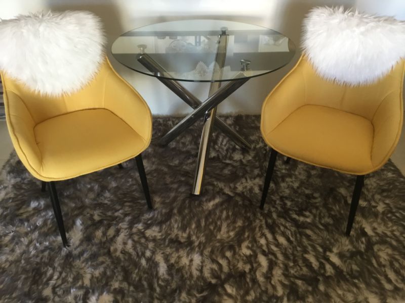 Mesa de cristal y dos sillones