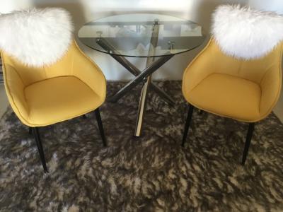 Mesa de cristal y dos sillones