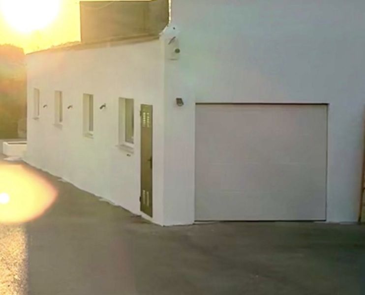 Große Garage 16x4 Meter, elektrisches Tor und seitliche Eingangstür