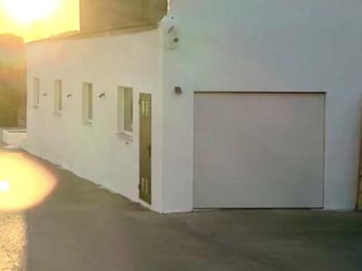 Große Garage 16x4 Meter, elektrisches Tor und seitliche Eingangstür