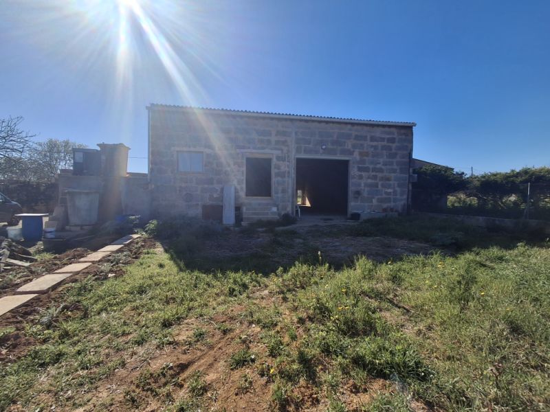 Grosse Garage / Lagerraum mit ausgebautem Apartment und Grundstück bei Porreres -- AP 29