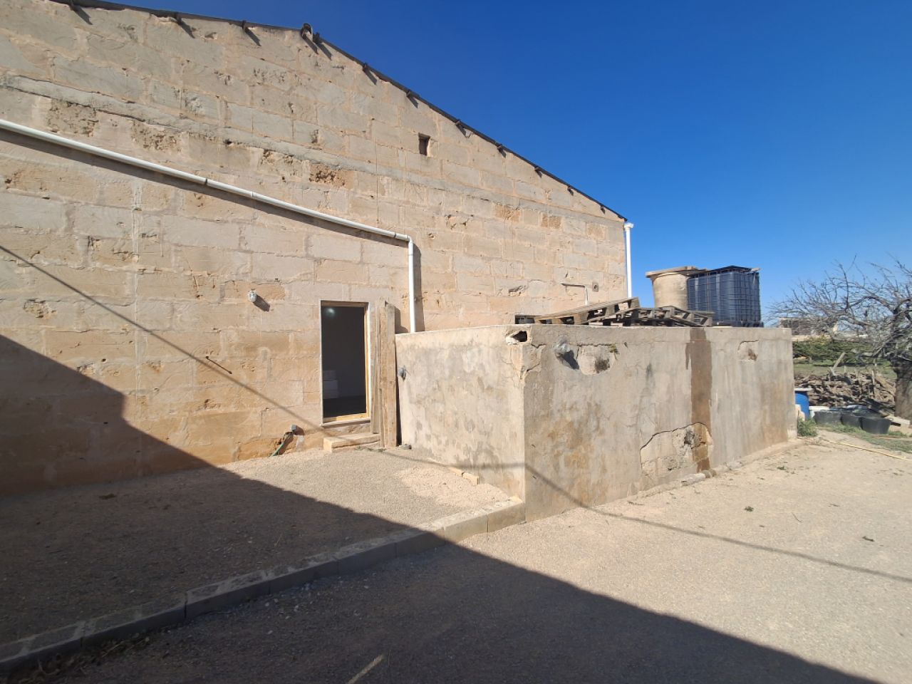 Grosse Garage / Lagerraum mit ausgebautem Apartment und Grundstück bei Porreres -- AP 29