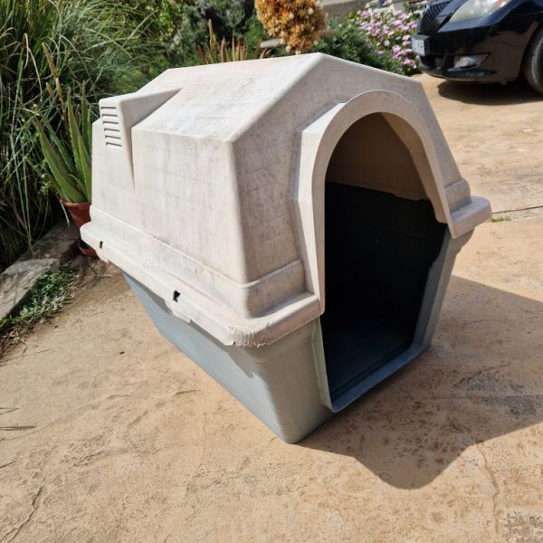 Large dog house, very stable