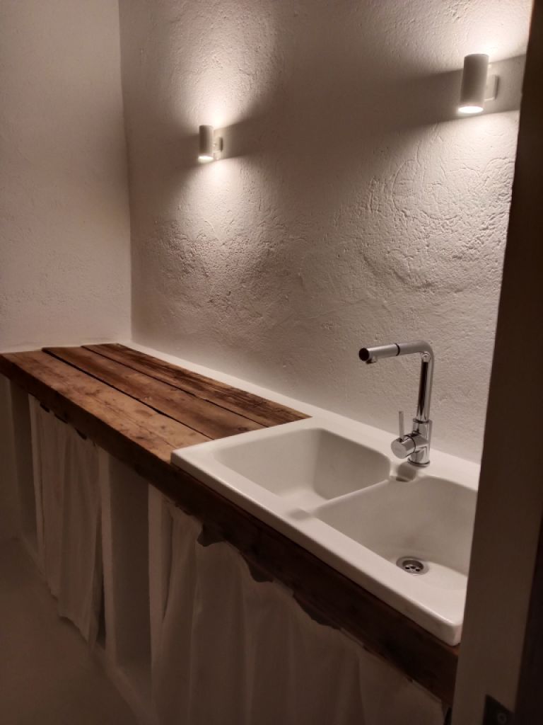 Large rustic estate with house in Petra