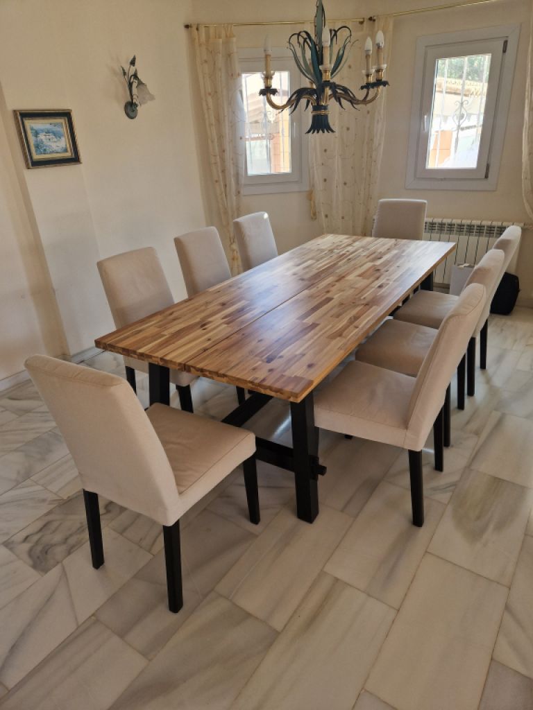 Großer Wohnzimmertisch aus Massivholz mit 8 Stühlen zu verkaufen