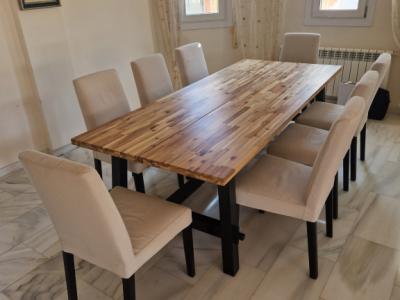 Großer Wohnzimmertisch aus Massivholz mit 8 Stühlen zu verkaufen