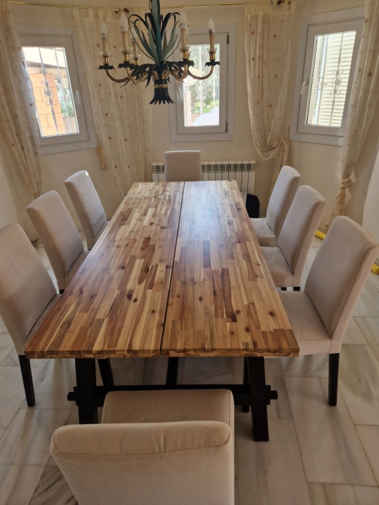 Großer Wohnzimmertisch aus Massivholz mit 8 Stühlen zu verkaufen