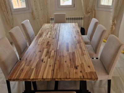 Großer Wohnzimmertisch aus Massivholz mit 8 Stühlen zu verkaufen