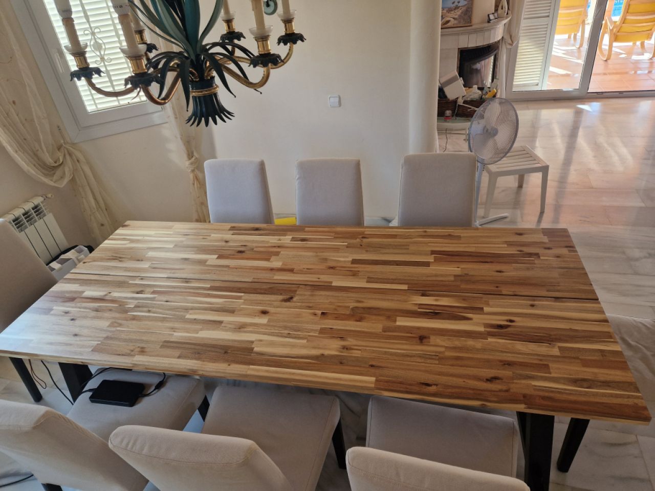 Großer Wohnzimmertisch aus Massivholz mit 8 Stühlen zu verkaufen