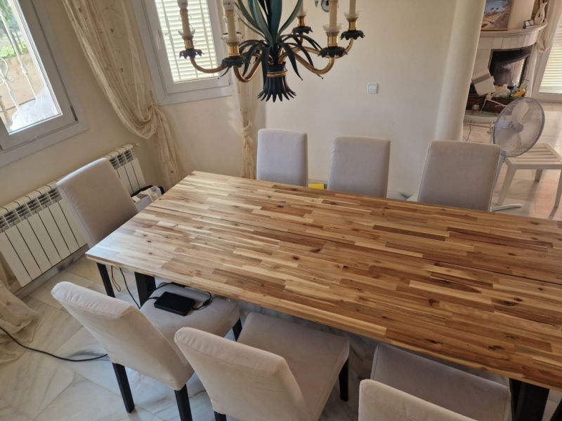 Großer Wohnzimmertisch aus Massivholz mit 8 Stühlen zu verkaufen