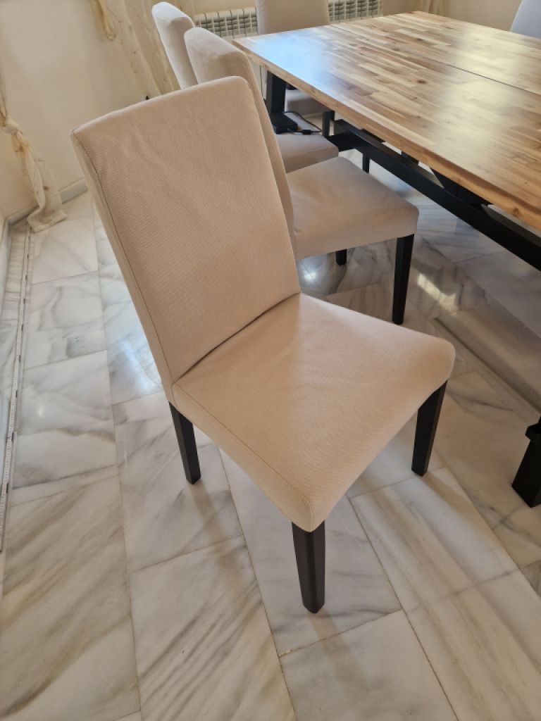 Großer Wohnzimmertisch aus Massivholz mit 8 Stühlen zu verkaufen