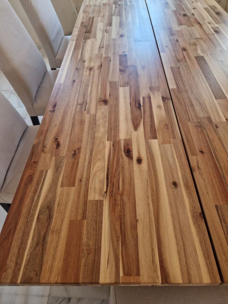 Großer Wohnzimmertisch aus Massivholz mit 8 Stühlen zu verkaufen