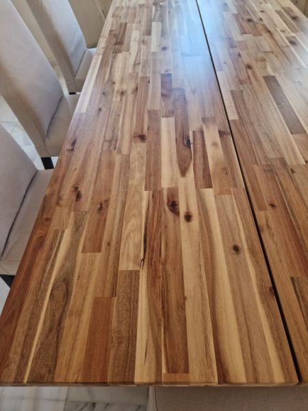 Großer Wohnzimmertisch aus Massivholz mit 8 Stühlen zu verkaufen