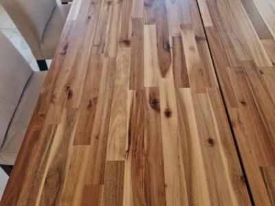 Großer Wohnzimmertisch aus Massivholz mit 8 Stühlen zu verkaufen