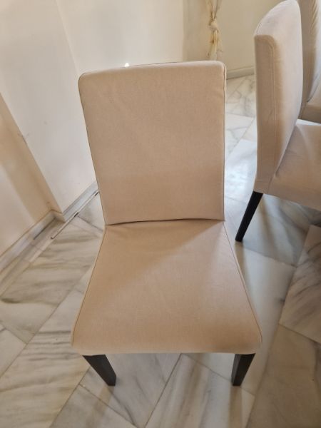 Großer Wohnzimmertisch aus Massivholz mit 8 Stühlen zu verkaufen