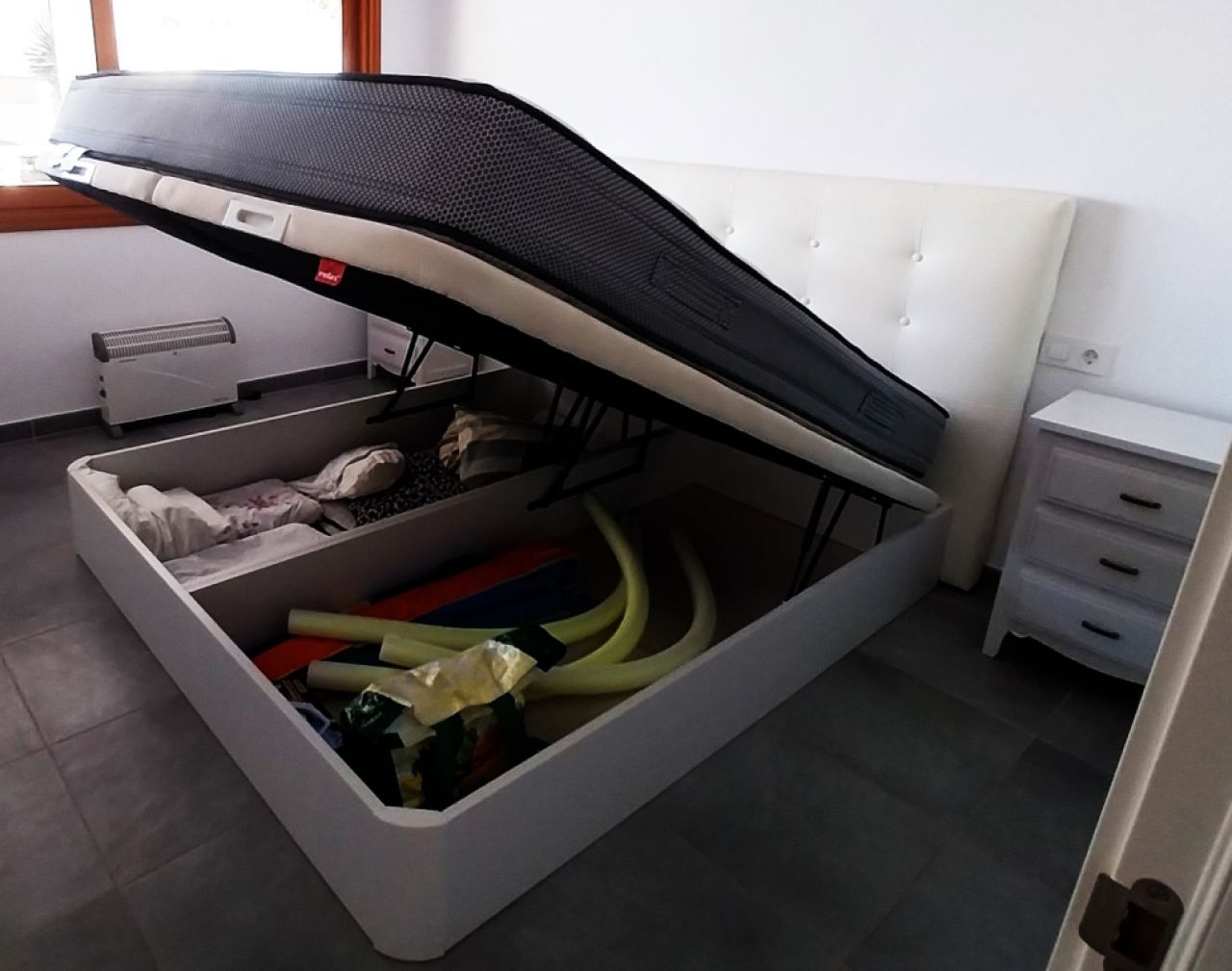 Grosses Bett zum aufklappen