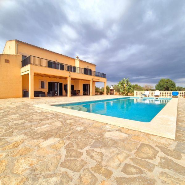 Großes Haus mit Pool und Garage in der Nähe von Porreres und Campos zu vermieten