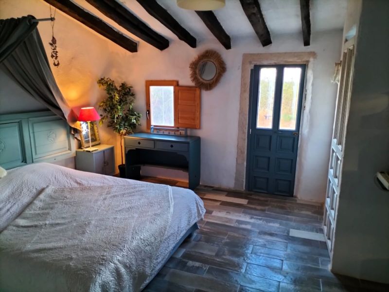 großes helles Zimmer, möbliert, Miniküche,Duschbad , wlan, gartenanteil, balkon , pool .