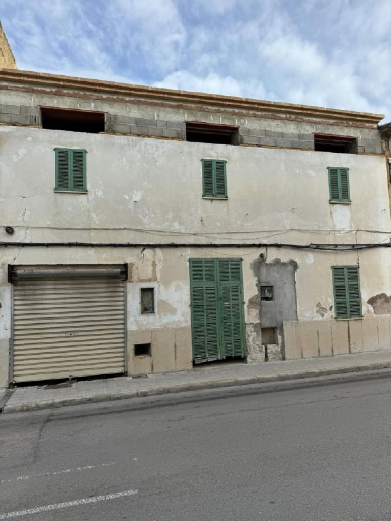 Großes Landhaus in Villafranca mit Projekt