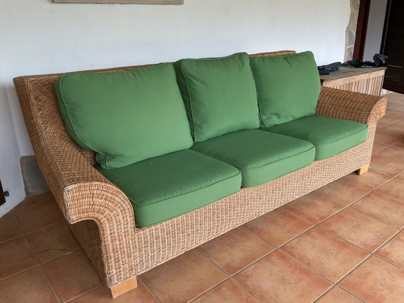 großes Outdoor-Sofa.