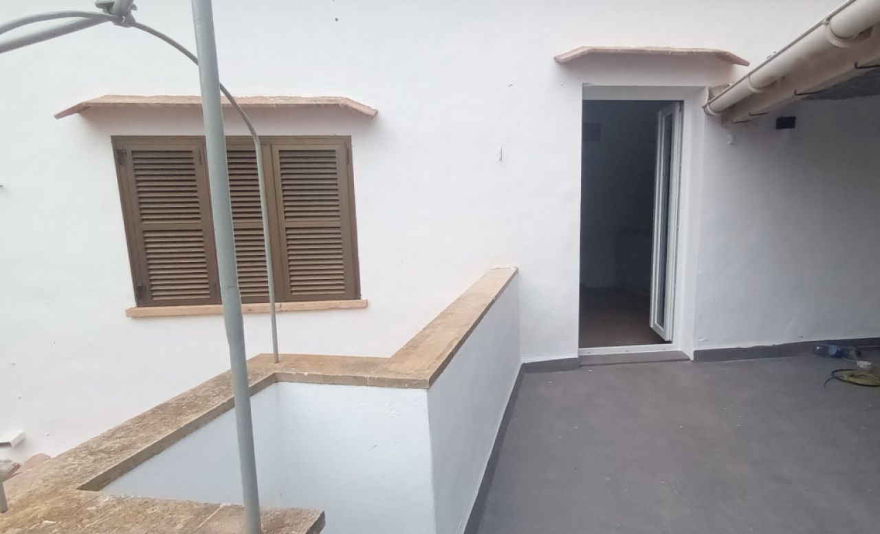 Grosses,saniertes Apartment mit Terrasse und AC in Zentrumsnähe - Santanyi -- AP 05