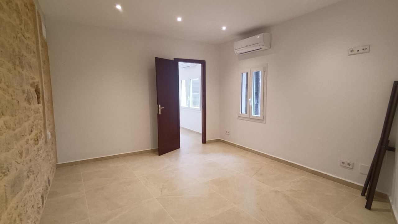 Grosses,saniertes Apartment mit Terrasse und AC in Zentrumsnähe - Santanyi -- AP 05