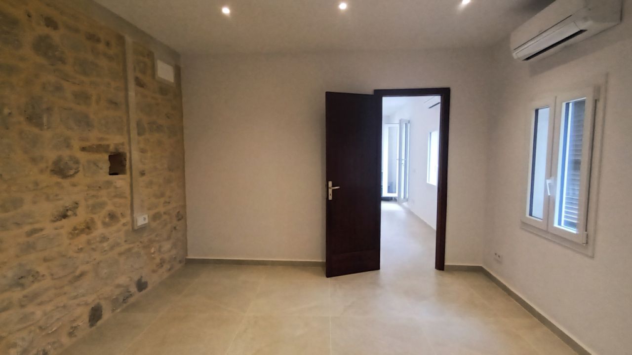 Grosses,saniertes Apartment mit Terrasse und AC in Zentrumsnähe - Santanyi -- AP 05