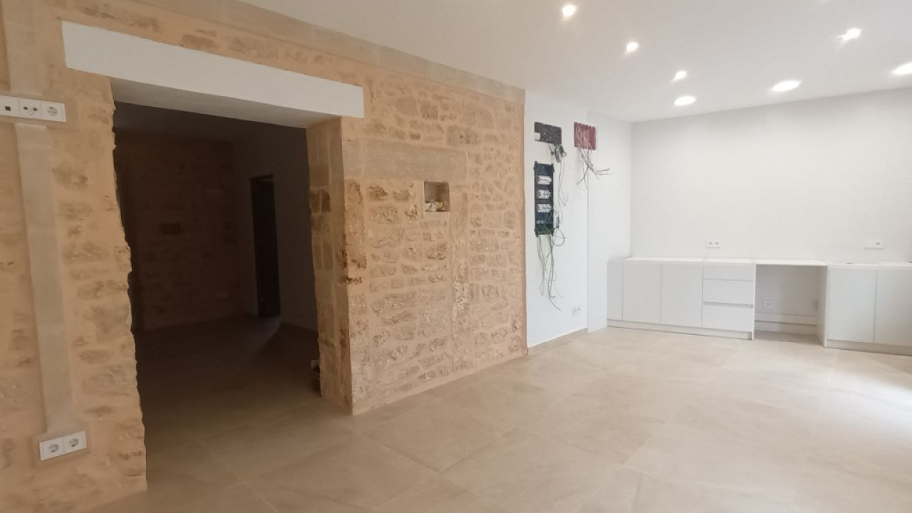 Grosses,saniertes Apartment mit Terrasse und AC in Zentrumsnähe - Santanyi -- AP 05