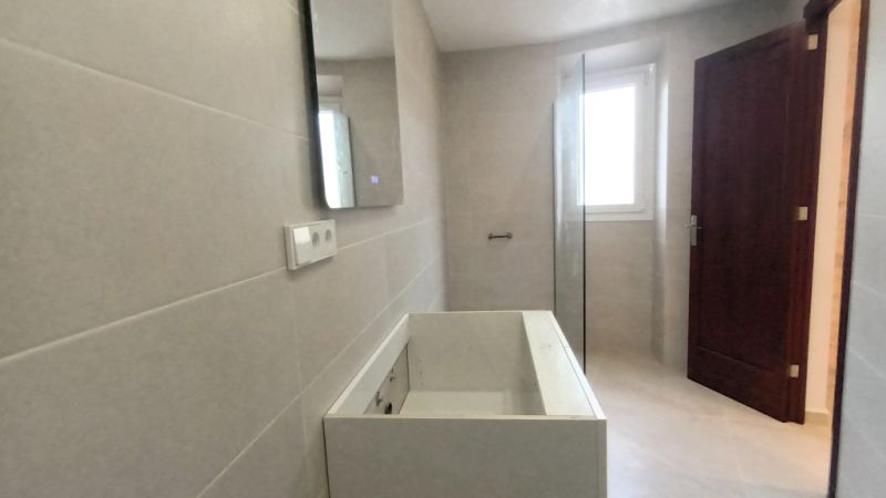 Grosses,saniertes Apartment mit Terrasse und AC in Zentrumsnähe - Santanyi -- AP 05