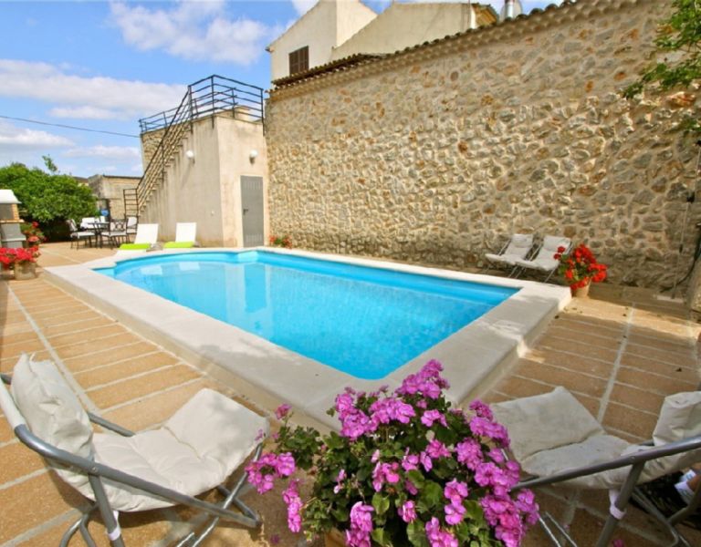 Large and elegant two-storey apartment with pool and garden - AP 108