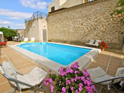 Large and elegant two-storey apartment with pool and garden - AP 108