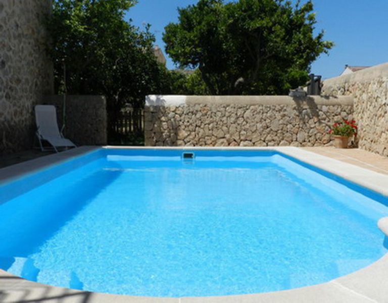 Large and elegant two-storey apartment with pool and garden - AP 108