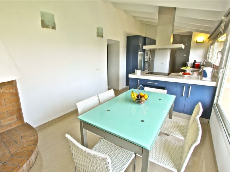 Large and elegant two-storey apartment with pool and garden - AP 108