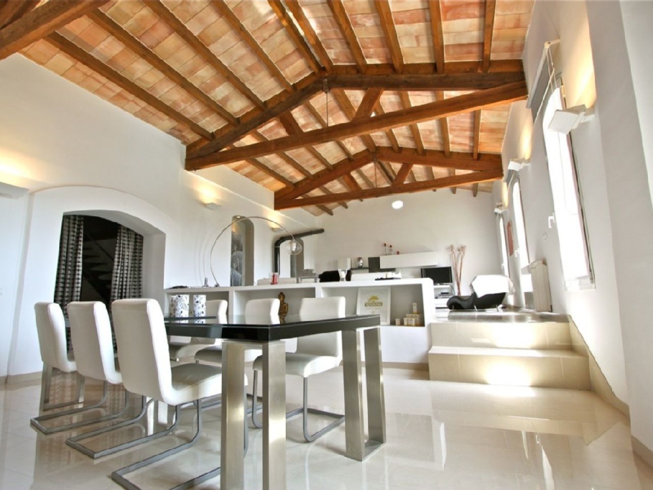 Large and elegant two-storey apartment with pool and garden - AP 108