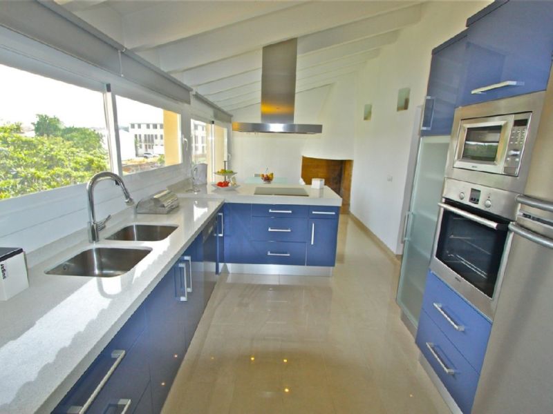 Large and elegant two-storey apartment with pool and garden - AP 108