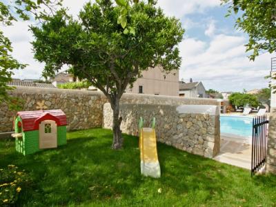 Large and elegant two-storey apartment with pool and garden - AP 108