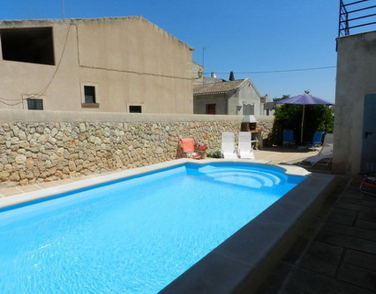 Large and elegant two-storey apartment with pool and garden - AP 108