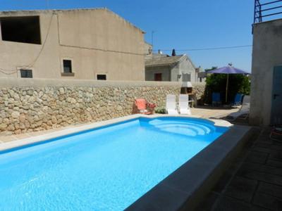 Large and elegant two-storey apartment with pool and garden - AP 108