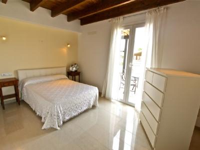 Large and elegant two-storey apartment with pool and garden - AP 108