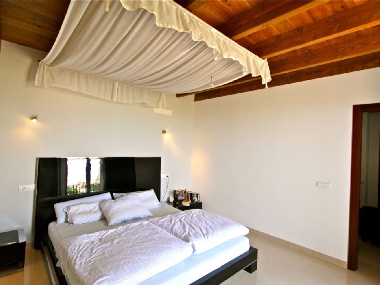 Large and elegant two-storey apartment with pool and garden - AP 108