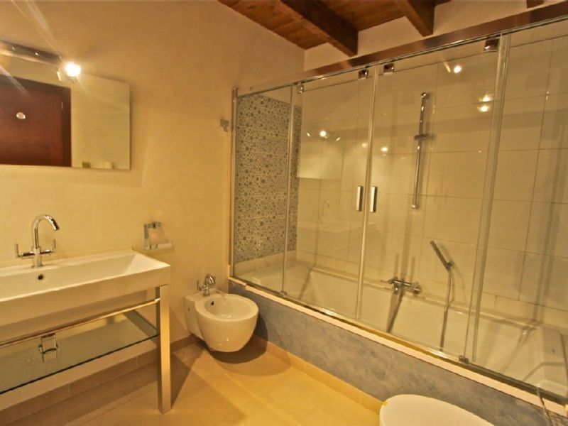 Large and elegant two-storey apartment with pool and garden - AP 108