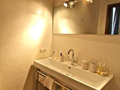 Large and elegant two-storey apartment with pool and garden - AP 108