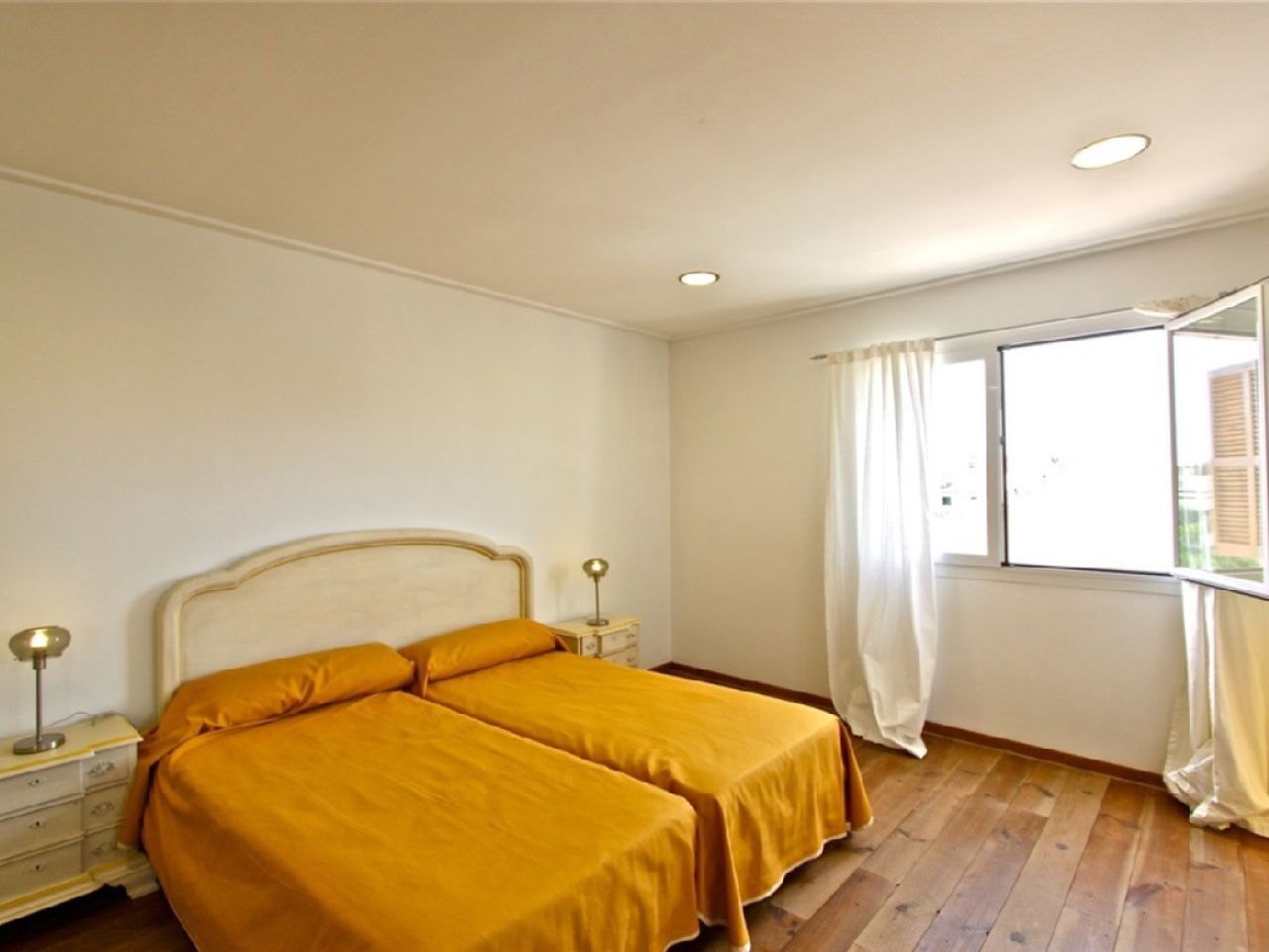 Large and elegant two-storey apartment with pool and garden - AP 108