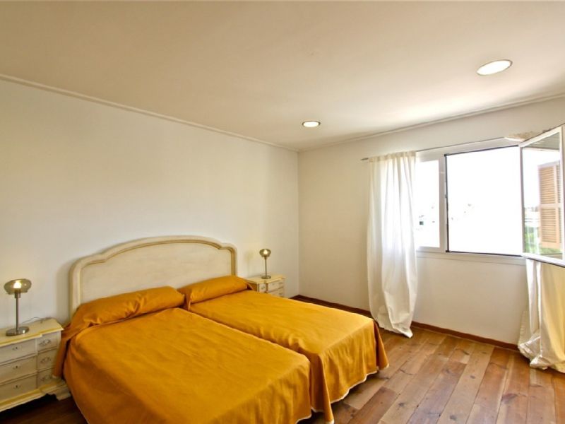 Large and elegant two-storey apartment with pool and garden - AP 108