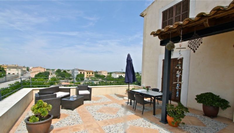 Large and elegant two-storey apartment with pool and garden - AP 108